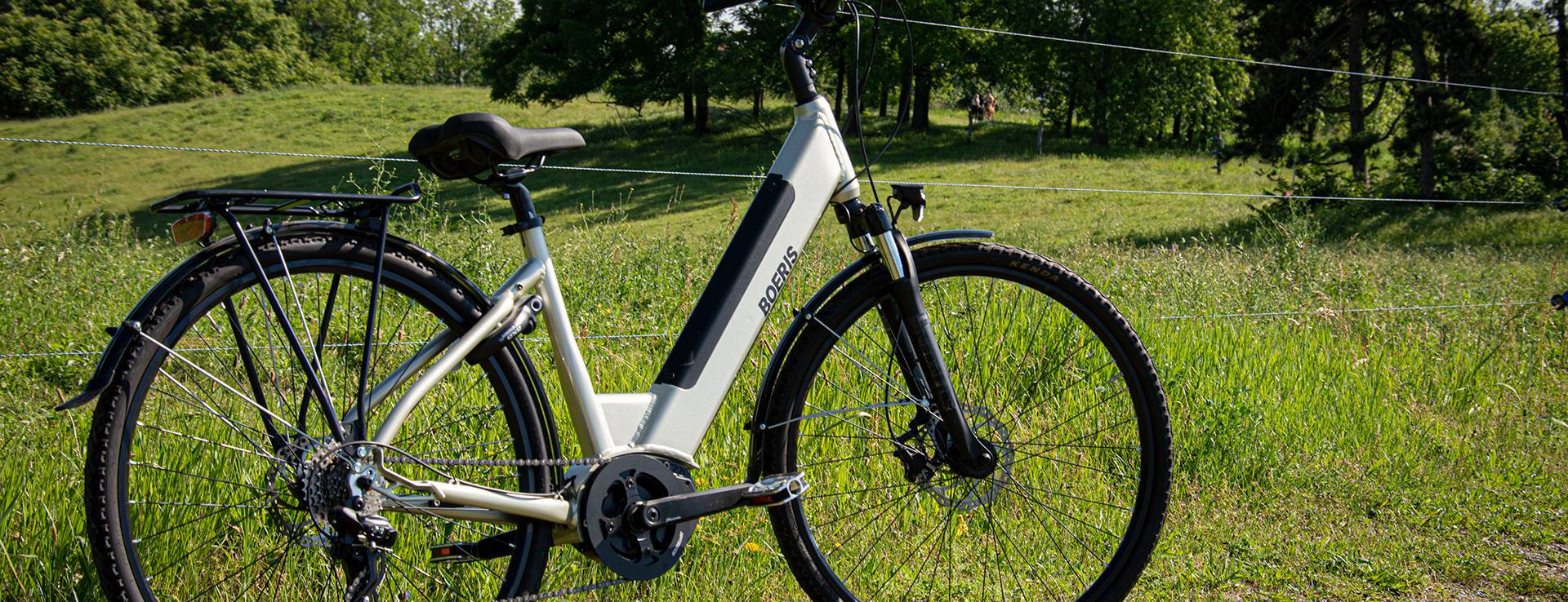 Ebike E-trekking Puma Boeris Bikes Torino Arancione fotografata in mezzo ad un parco cittadino Ebike E-trekking Puma Boeris Bikes Torino Arancione fotografata in mezzo ad un parco cittadino