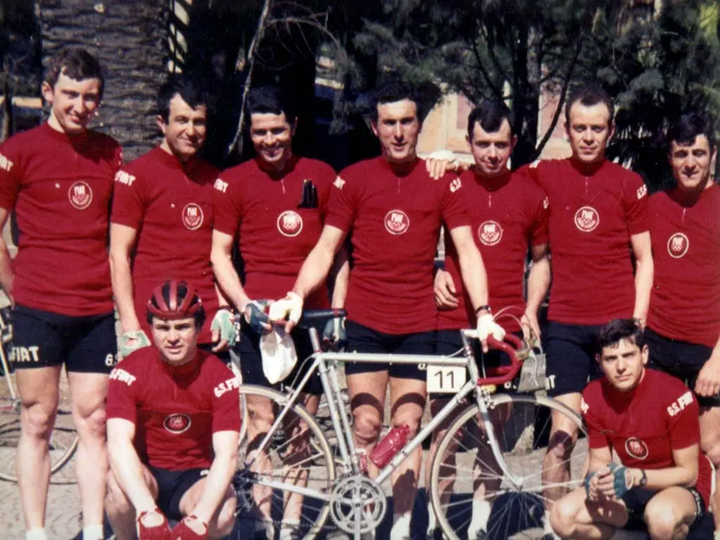 I Rossi della Fiat Torino la gloriosa squadra di dilettanti guidata dal grande maestro di ciclismo Pinin Graglia ed in seguito da Italo Zilioli. immagine scatta ad Albenga nel 1969