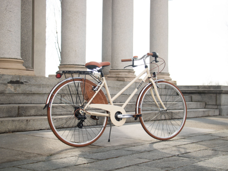 City bike retrò di Boeris Bikes Torino di color panna e marrone fotografata di fronte al mausoleo della bela Rosin a Mirafiori Torino