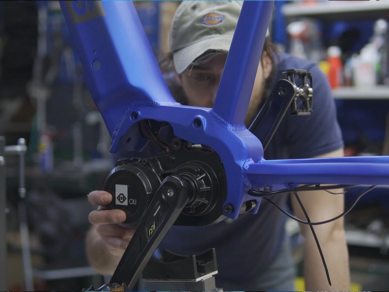 dettaglio dell'assemblamento del gruppo della e-bike e-mtb lumina blu nel laboratorio di Boeris Bikes Torino