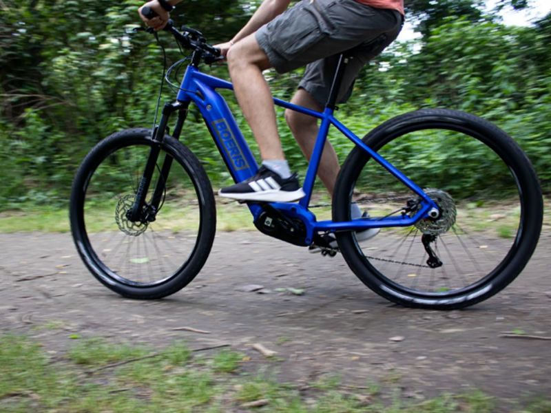 e-bike puma blu e-trekking di Boeris Bikes Torino su una strada sterrata