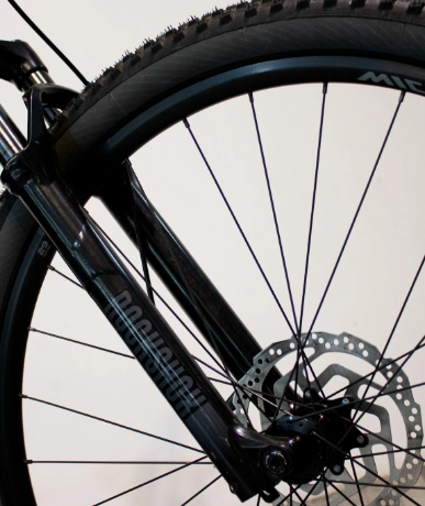 dettaglio sulla forcella rockshox 120 mm di una e-bike Lumina di Boeris Bikes Torino