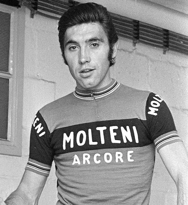 Foto storica del 1973 in bianco e nero di Eddy Merckx durante il giro d'Italia in maglia Molteni Arcore
