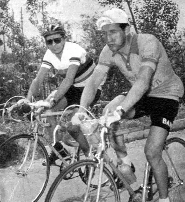 Foto storica in bianco e nero di Gino Bartali e Fausto Coppi al Giro d’Italia 1954