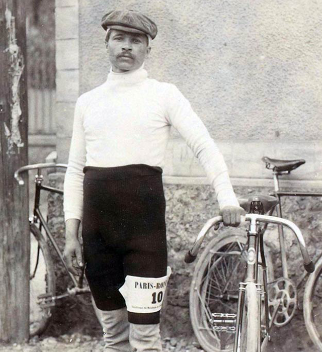 Immagine storica in bianco e nero di Maurice Garin primo vincitore del Tour de France. Immagine presa durante la Parigi Roubaix del 1897