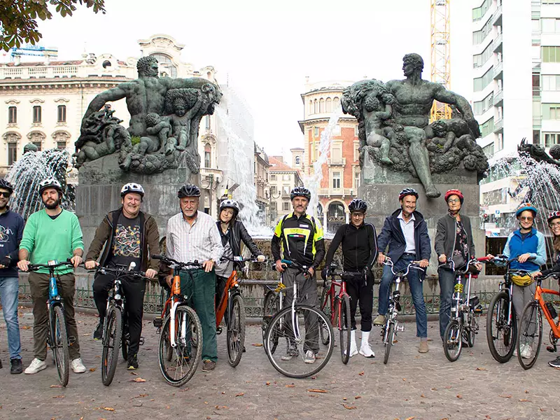 Foto di gruppo con gli amici di Boeris Bikes Torino per l'articolo i Tour Torino Boeris in una delle piazze di Torino