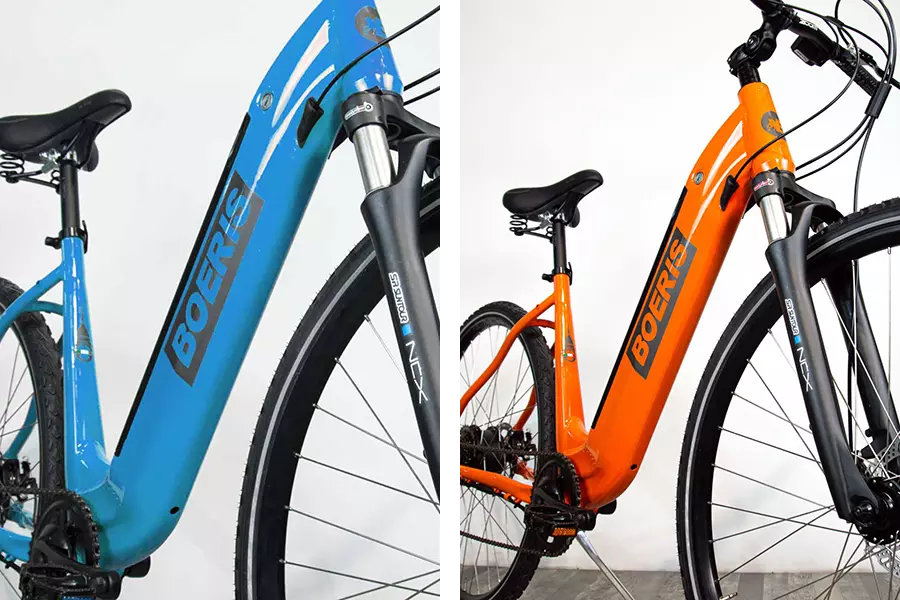 Due immagini di dettagli di una E-bike E-trekking Puma Boeris Bikes Torino blu e arancione