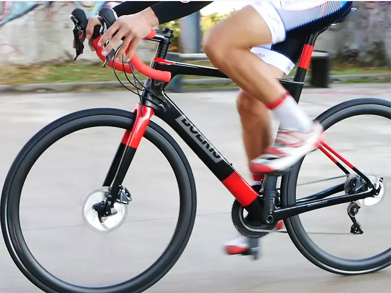 Ciclista in sella ad una Bici da strada Norden Boeris Bikes Torino Nera e Rossa