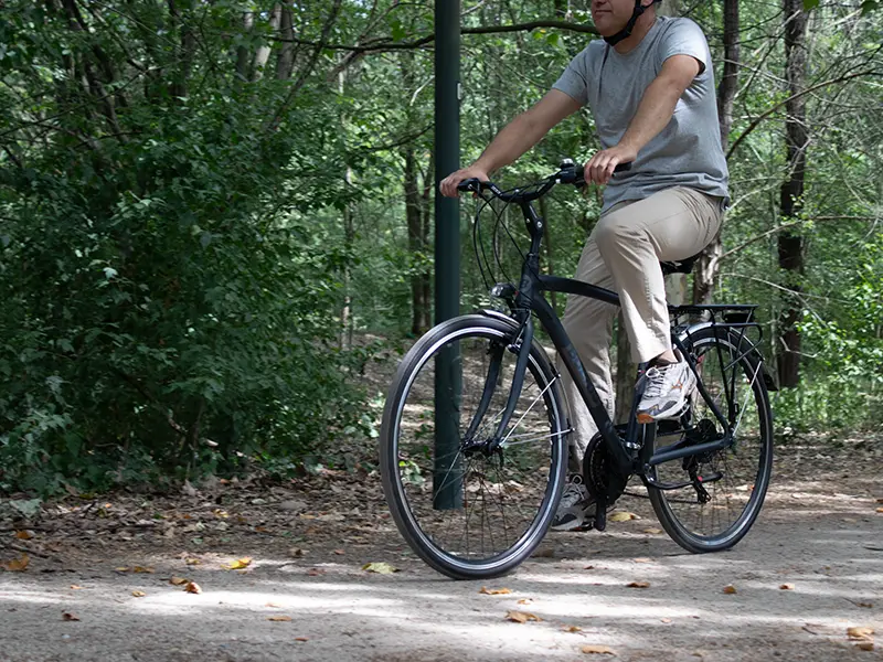 Fotografia di una city bike urban travel nera di Boeris Bikes Torino guidata in un parco cittadino