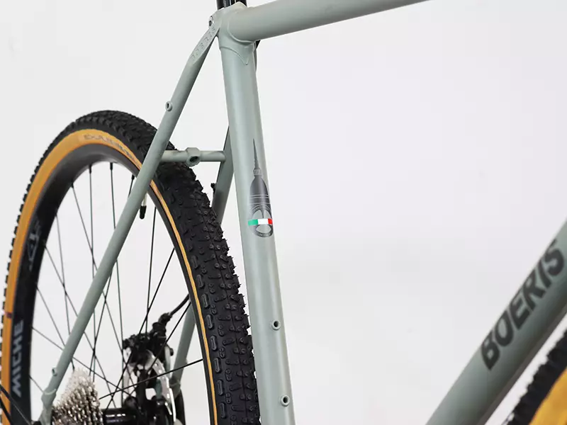 Dettaglio di una gravel serie x grigia Boeris Bikes Torino 