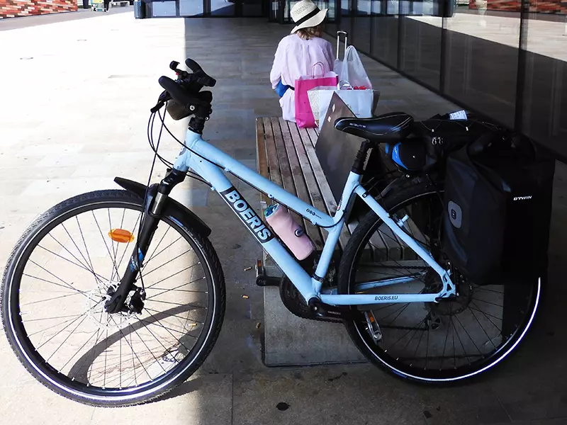 Trekking Bike Boeris Bike Torino azzurra appoggiata ad una panchina