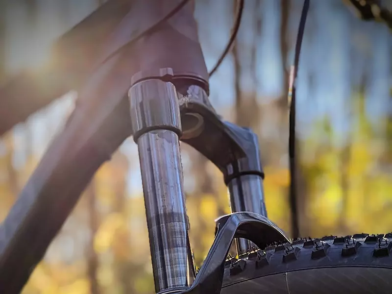 Dettaglio di una MTB Volcano Pro di Boeris Bikes Torino nera fotografata in un bosco