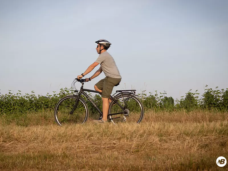 Ragazzo in sella ad una bici Trekking Bikes Torino Day Trip nera su una strada sterrata