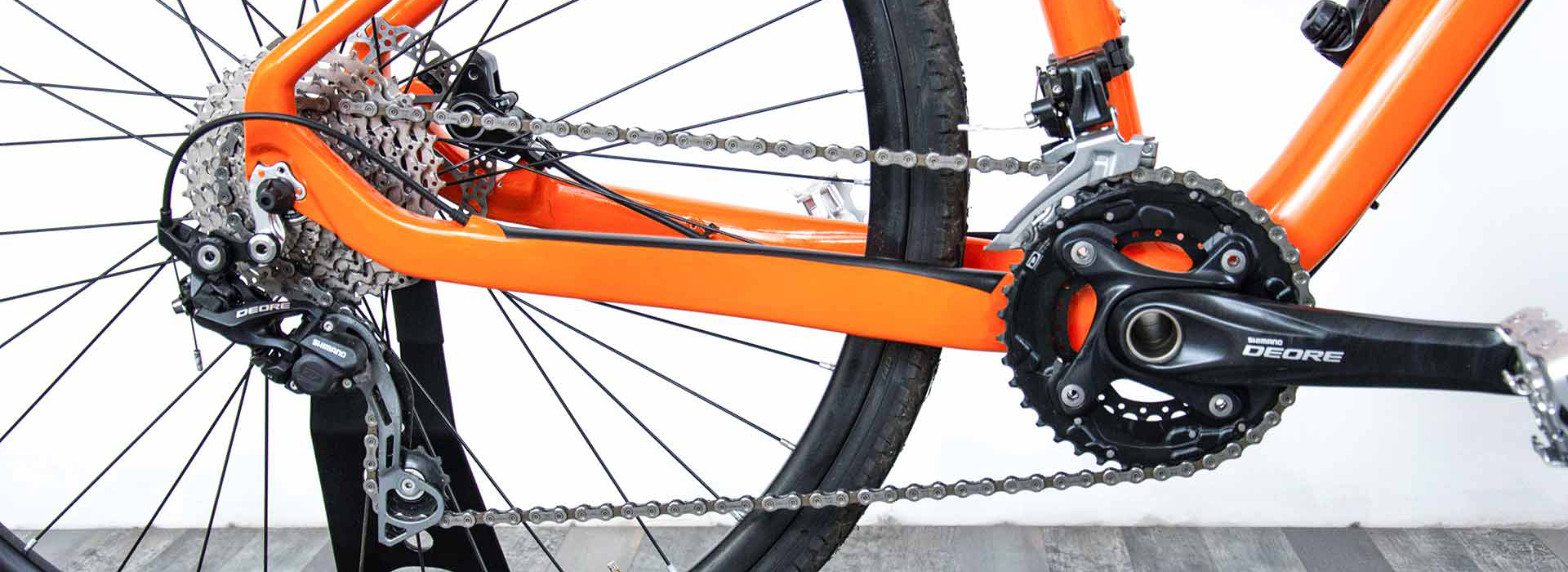 dettaglio della doppia guarnitura Shimano Deore di una Bici arancione Boeris Bikes Torino