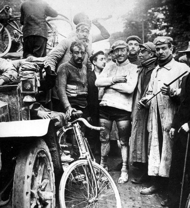 Immagine storica in bianco e nero dei partecipanti del primo Tour de France nel 1903