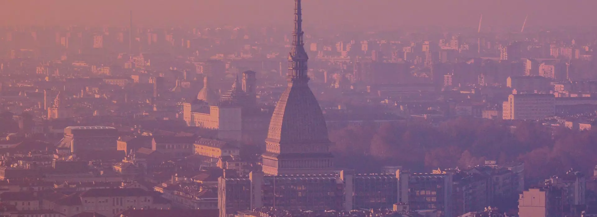 Città di Torino con la mole Antonelliana in primo piano al tramonto per l'articolo tour torino boeris