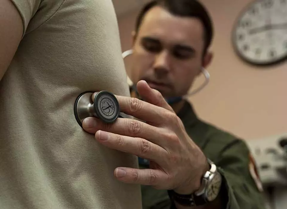 Medico che osculta il torace di un paziente per l'articolo Respirazione in allenamento