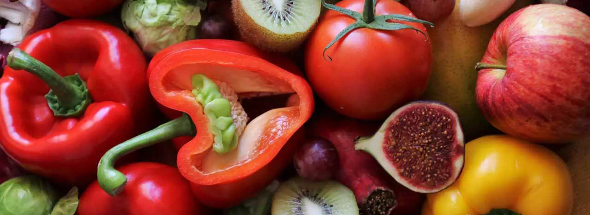 Tante varietà di lfrutta verdurai: fichi pomodori peperoni kiwi mele melograni