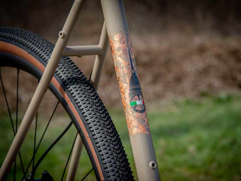 Dettaglio telaio anteriore della bici Gravel color ruggine con logo boeris 