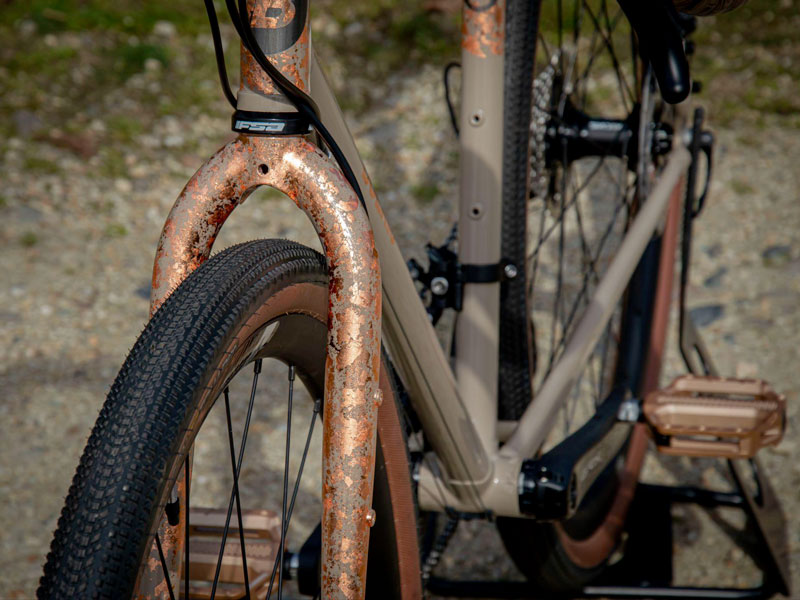 Dettaglio forcella bici gravel cento color ruggine 