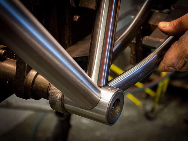 dettaglio posteriore Bici da strada Nordend Boeris Bikes Torino Nera e Blu appoggiata ad un murales azzurro