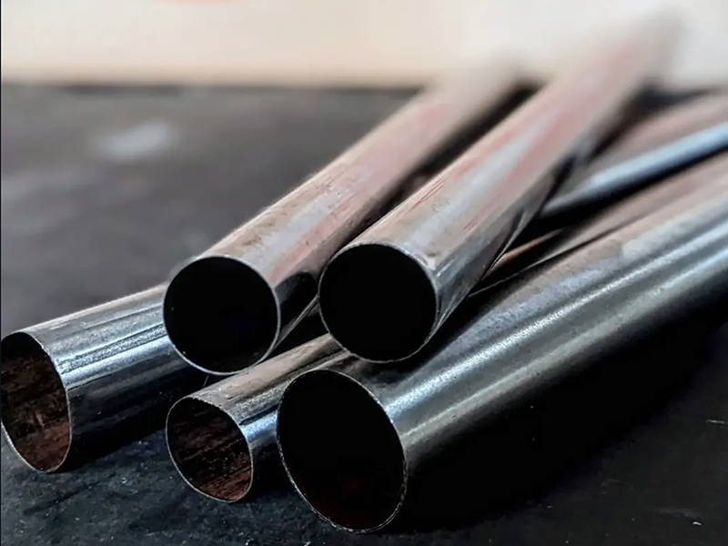 Dettaglio Bici da strada Nordend Boeris Bikes Torino Nera e Blu appoggiata ad un murales azzurro