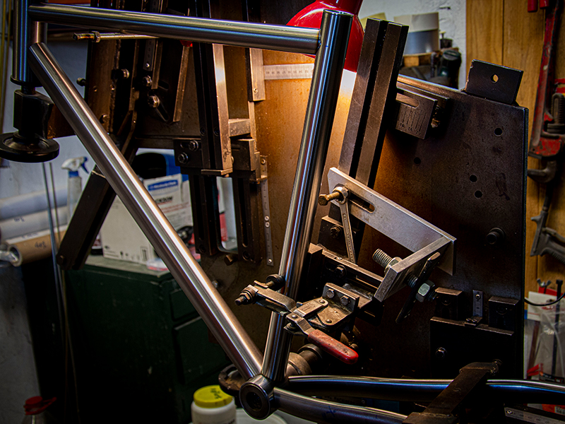 Gravel bike serie X-P color verder  con sella e manubrio neri di Boeris Bikes Torino in mezzo ad un bosco