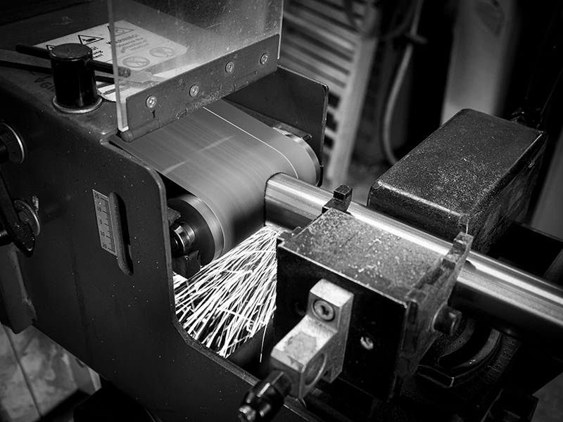 Dettaglio del telaio di una Gravel color panna e marrone con il logo di Boeris Bike Torino