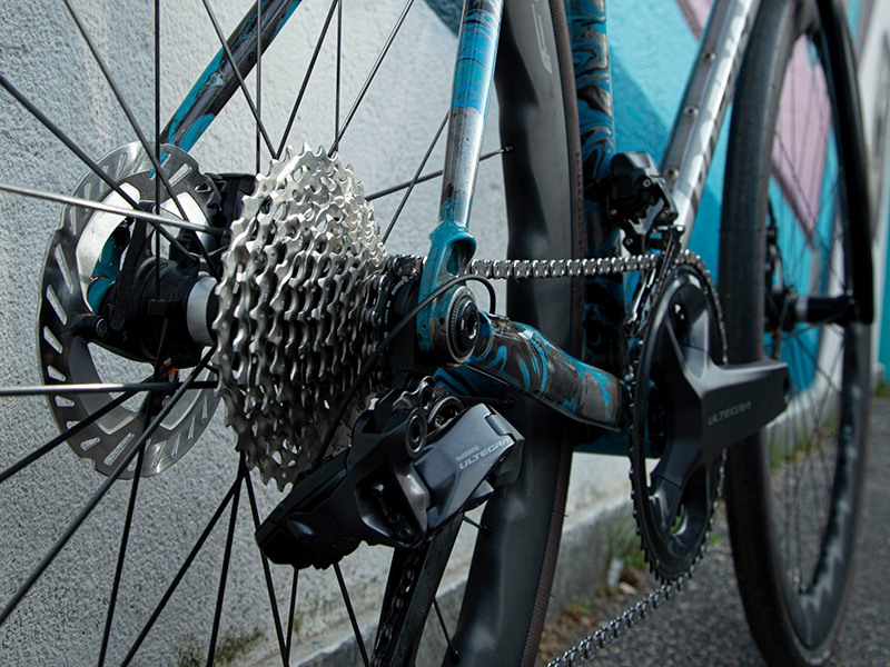 Dettaglio del telaio di una Gravel color arancione e nera con il logo di Boeris Bike Torino