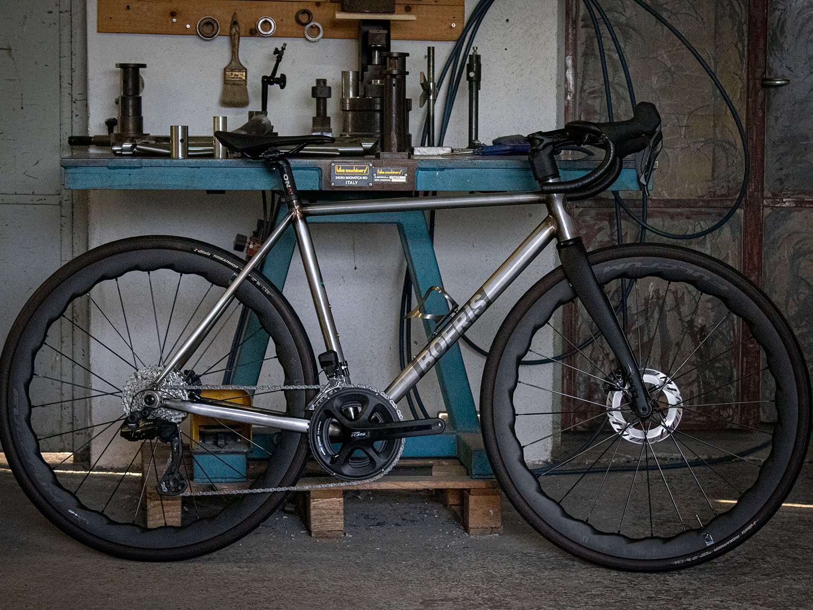 Gravel bike color nera e gialla di Boeris Bikes Torino su un cubettato davanti ad una porta