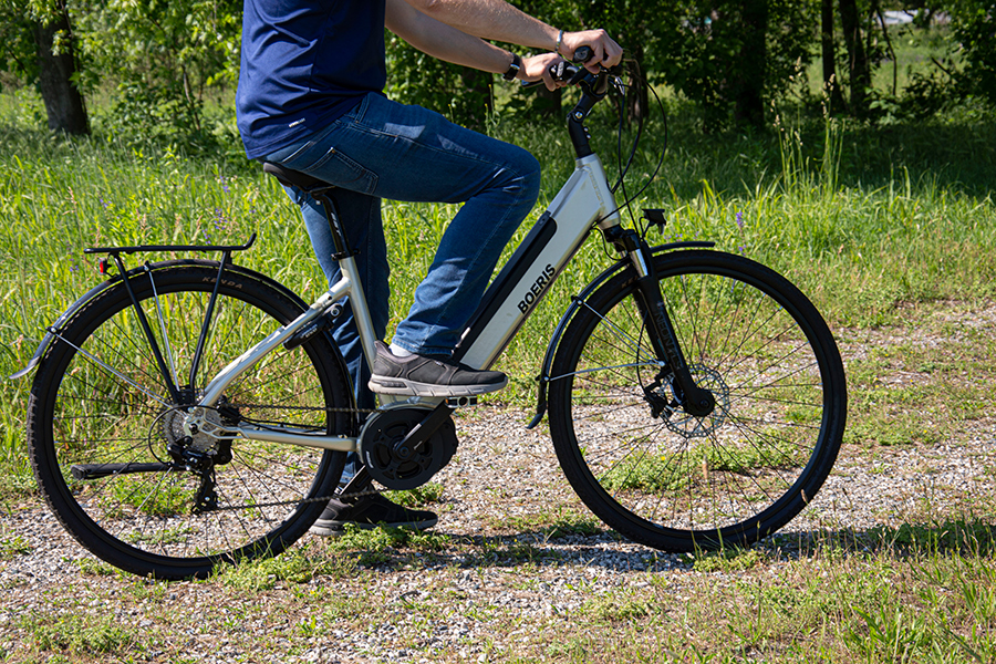 Vega di Boeris Bikes è un’ebike e-trekking versatile e confortevole, ideale per escursioni nella natura e spostamenti quotidiani grazie alla sua pedalata assistita efficiente. Persona in sella alla ebike e-trekking Vega di Boeris Bikes su un sentiero nel verde