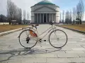 City bike retrò di Boeris Bikes Torino di color panna e marrone fotografata di fronte al mausoleo della bela Rosin a Mirafiori Torino