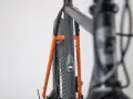 Dettaglio del telaio di una Gravel color arancione e nera con il logo di Boeris Bike Torino