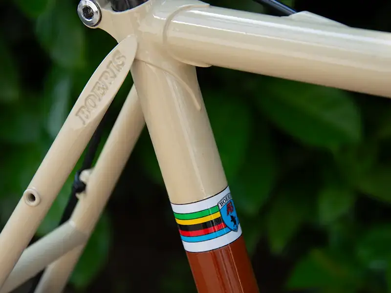 Dettaglio del telaio di una Gravel color panna e marrone con il logo di Boeris Bike Torino