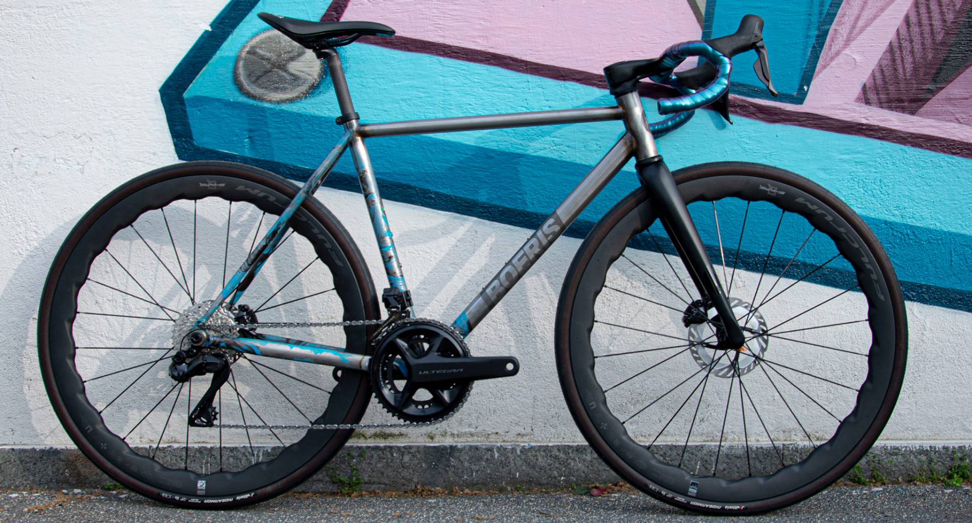 la e-bike lumina colore verde militare su sfondo nero di Boeris Bikes Torino