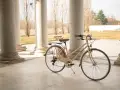 City bike retrò di Boeris Bikes Torino di color panna e marrone fotografata di fronte al mausoleo della bela Rosin a Mirafiori Torino
