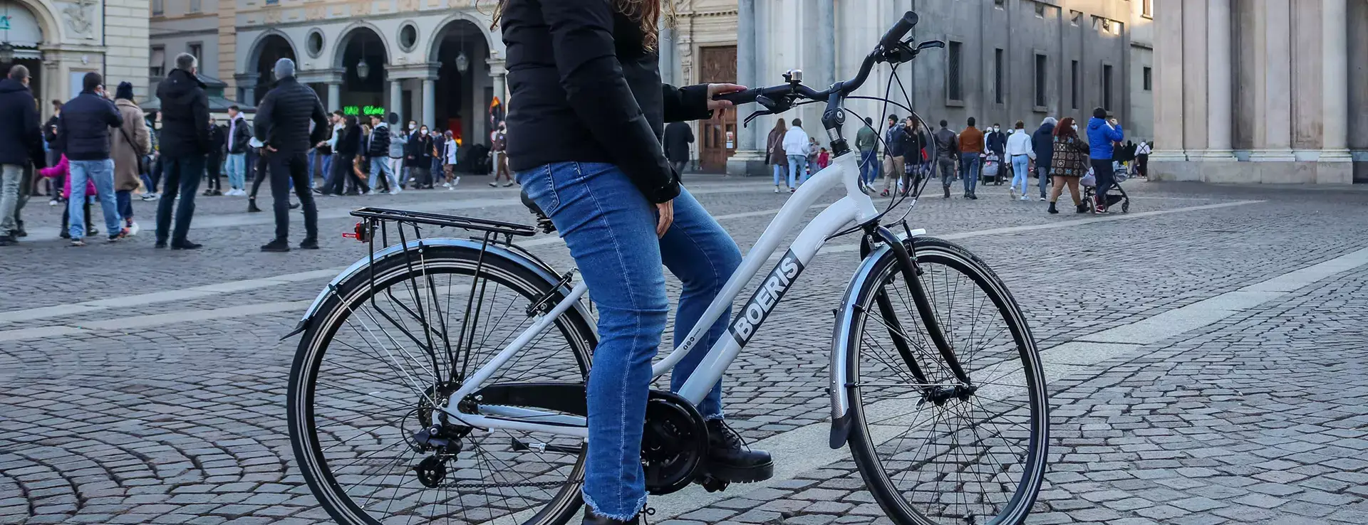 Ragazza in sella a una City Bike Urban Travel Bianca Boeris Bikes Torino fotografata in una piazza di Torino